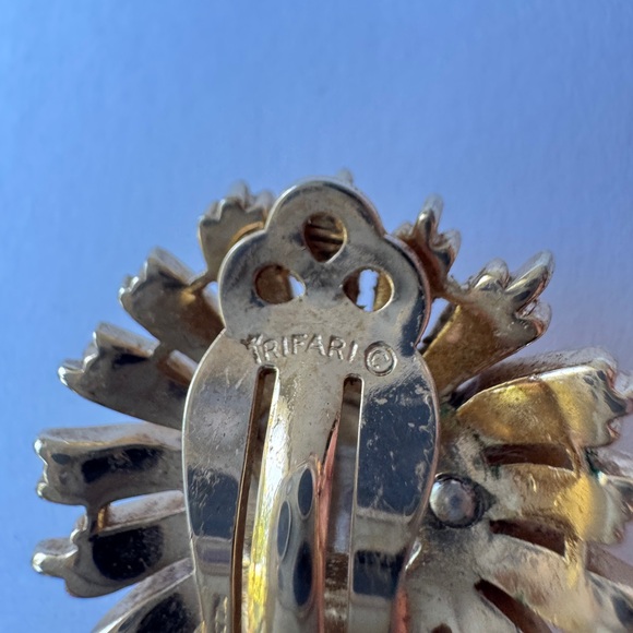 Vintage Crown Trifari Aurora Borealis Gold Tone Flower Sunburst Clip On Earrings - Picture 5 of 6